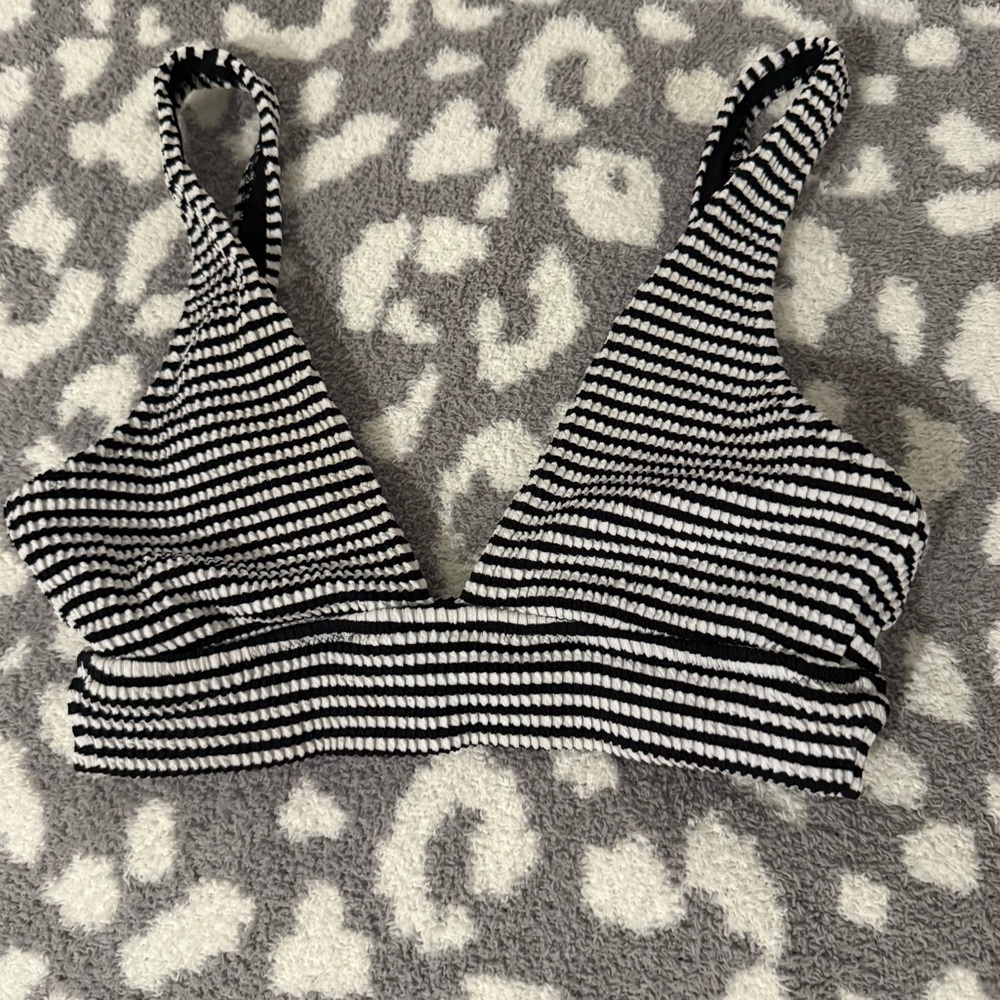 🚨Bikini Top Bundle🚨 3 Pcs - Picture 2 of 5